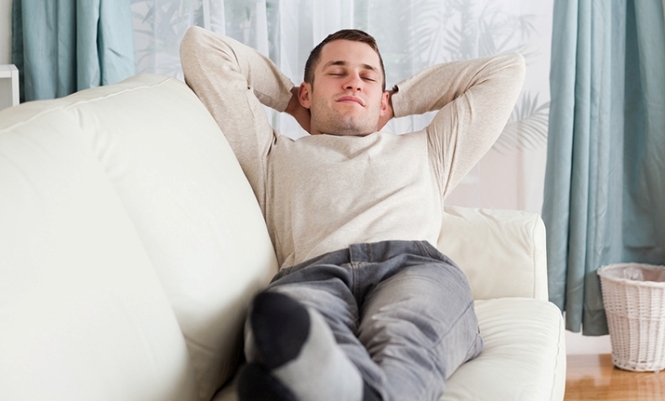 Resultado de imagen para persona descansando en un sillon