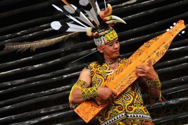 Berkolaborasi dengan Alat Musik Modern Sape Hasilkan Suara Memukau