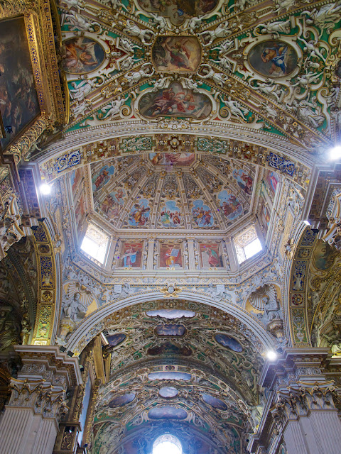 Interior de Santa Maria Maggiore de Bergamo en Italia