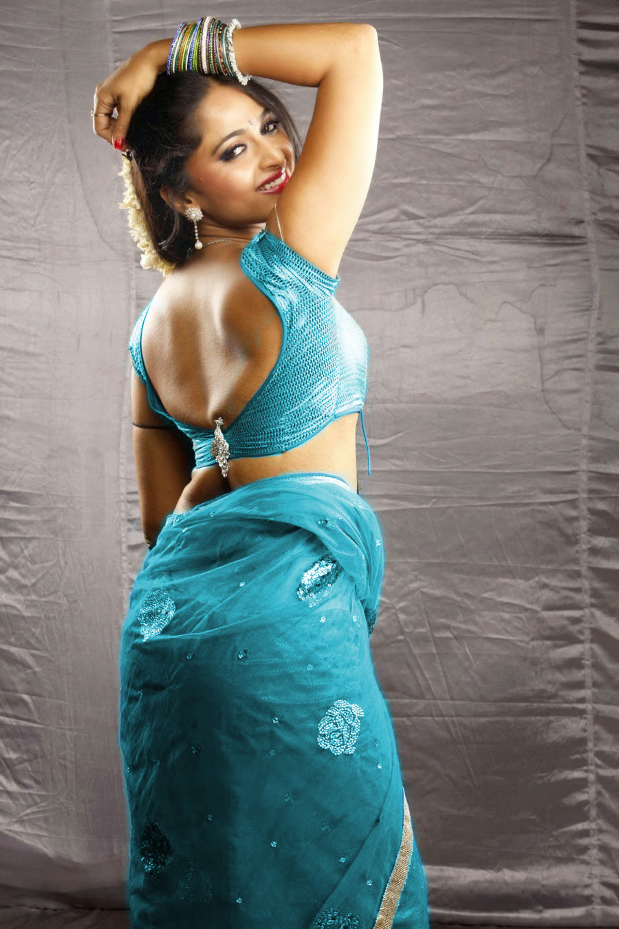 Telugu Heroen Anuska Sex Videos - Anushka Shetty Sexy Back Saree At Vaanam Movie Photoshoot