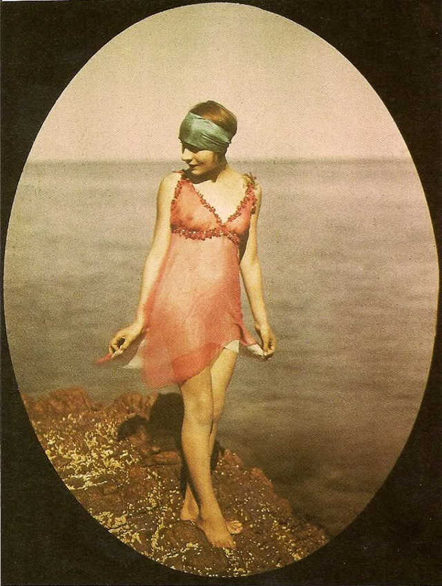 20 Rare Autochrome Photos of People in Swimsuits From Between the 1900s