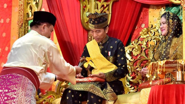 Jokowi Anggap Kampanye dengan Baliho Sudah Ketinggalan Zaman Jokowi Anggap Kampanye dengan Baliho Sudah Ketinggalan Zaman