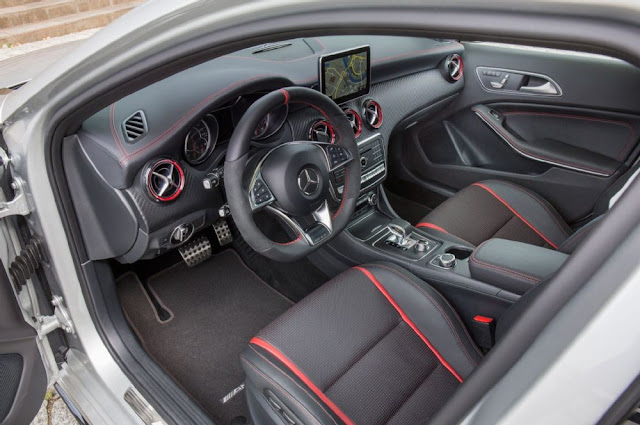 Màu nội thất Mercedes AMG A45 4MATIC 2019 Mercedes AMG A45 4MATIC 2019 thiết kế nội thất đen đỏ tương phản