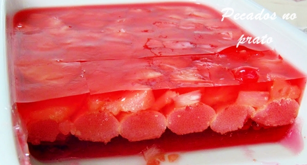 Receita fresca de gelatina de morango com ananas