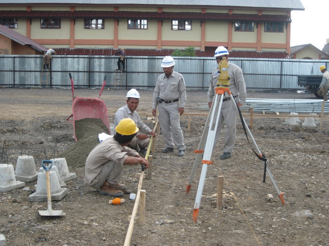 proses marking/patok titik-titik pondasi umpak beton precast