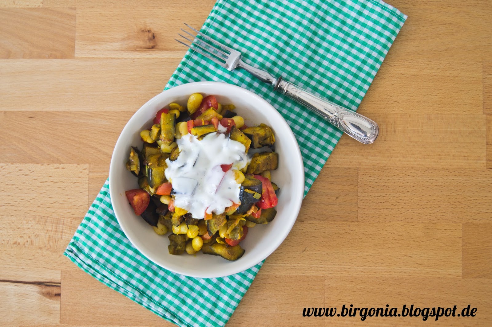 birgonia: Lauwarmer Auberginen-Bohnen-Salat mit Joghurt-Dip