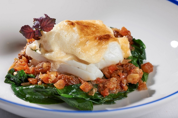 Bacalao con espinacas y muselina de ajo