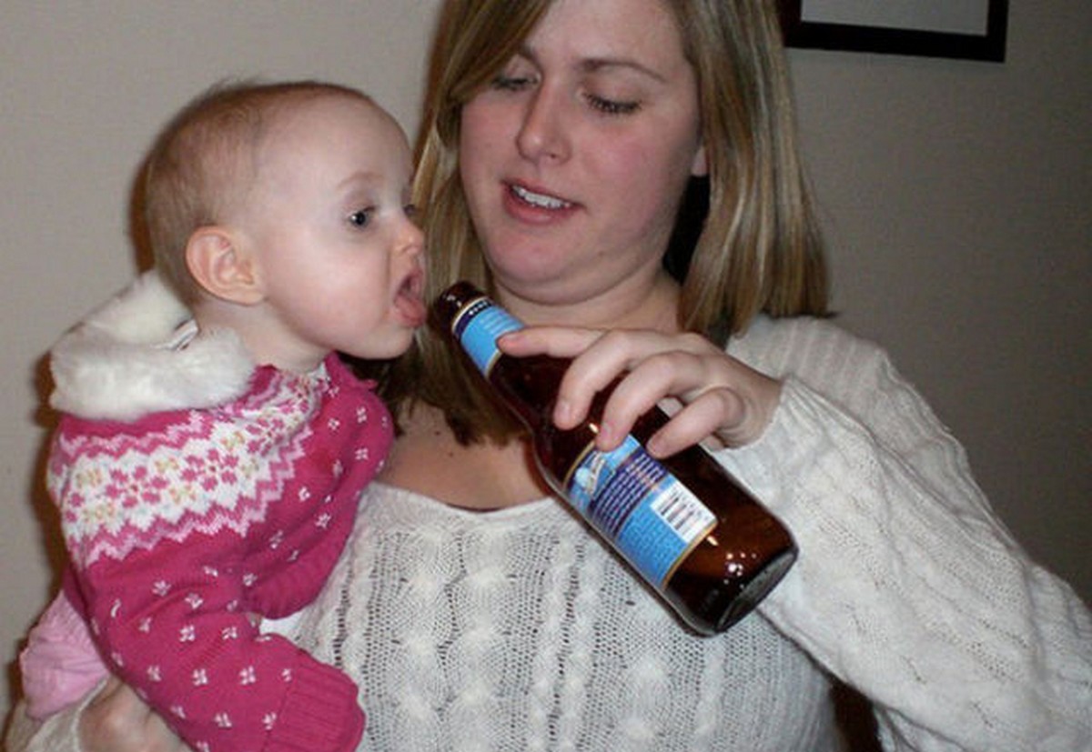 Мама пришла пьяной видео. Мама пьет пиво. Пьющая мать и ребенок. Мамаша с пивом и ребенком.