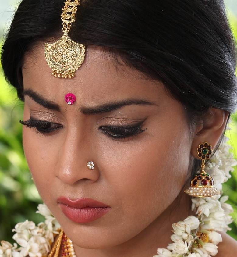 Shriya Saran Nose Pin Face