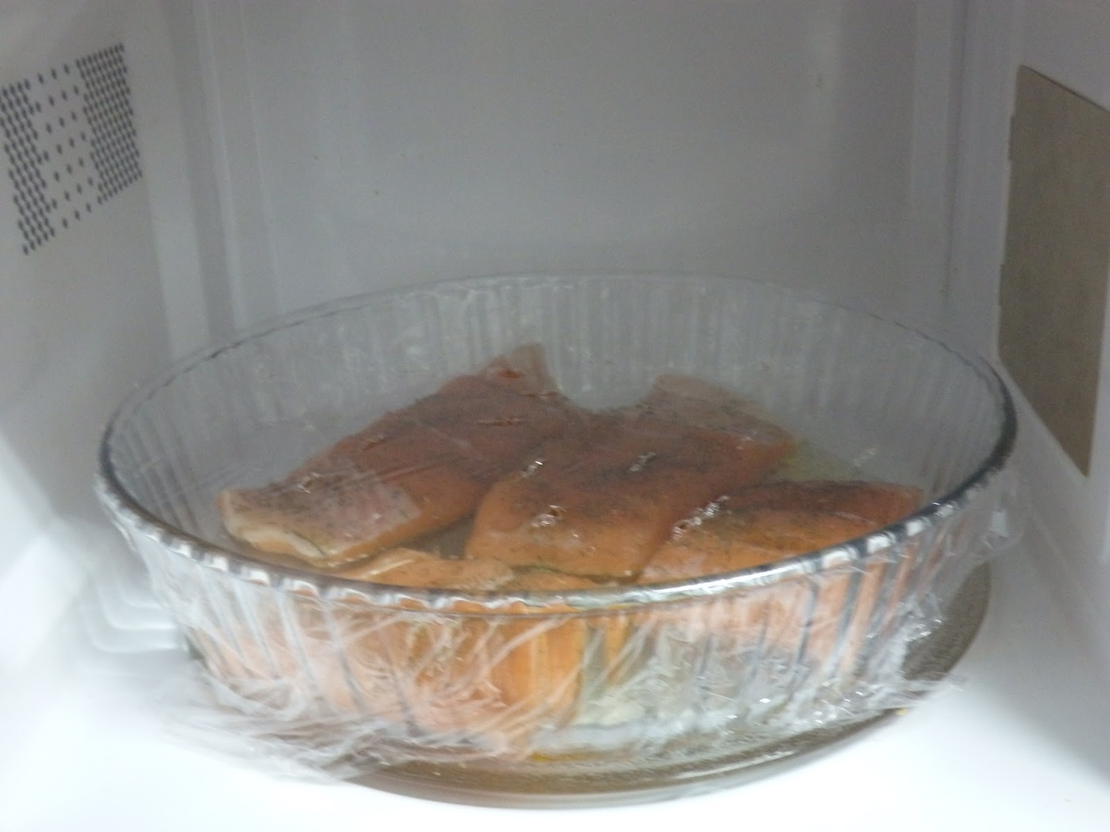 OSUKAA IS COOKING SALMON AL MICROONDAS CON SALSA DE YOGUR Y NECTARINAS CARAMELIZADAS / SALMON