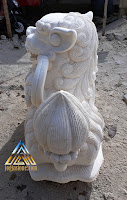Patung singa samsi dibuat dari batu putih, batu paras jogja, batu alam asal gunungkidul, yogyakarta.