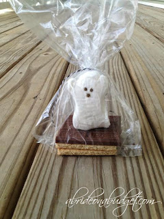 Looking for a fun Halloween treat -- that you can make last minute? Make these spooky s'mores favors at www.abrideonabudget.com.