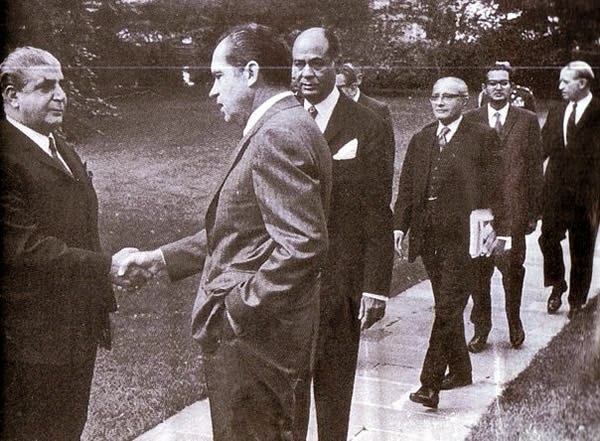 Nixon meets Yahya Khan and his team