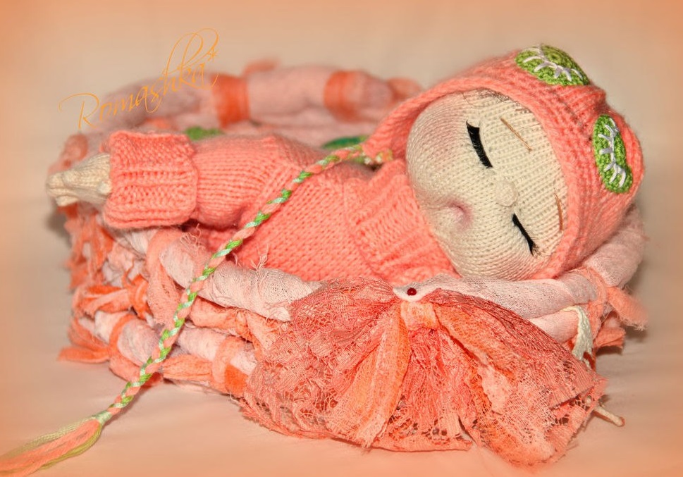 ажурная кофточка крючком для новорожденной девочки. ободок крючком для девочки. связанные руки и ноги девушки. розовое вязаное платье для девочки. руки связаны.