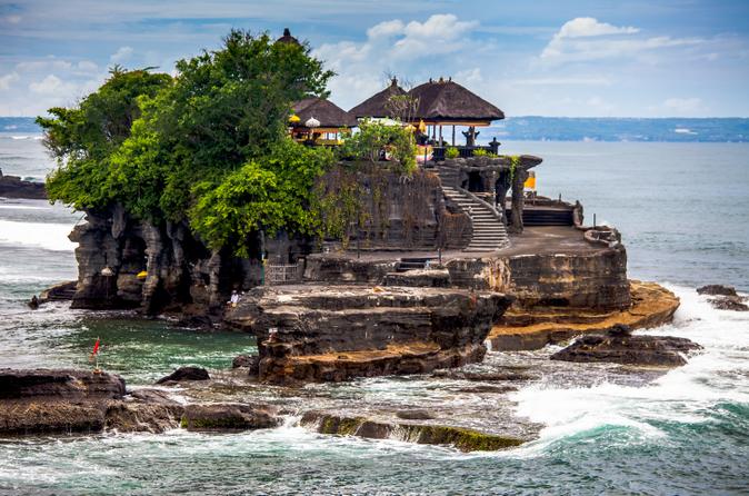 Tanah Lot Bali, Obyek Wisata Yang Tawarkan Pemandangan Tak