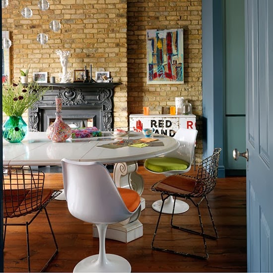 Una casa con diferentes revestimientos en las paredes | Decoración