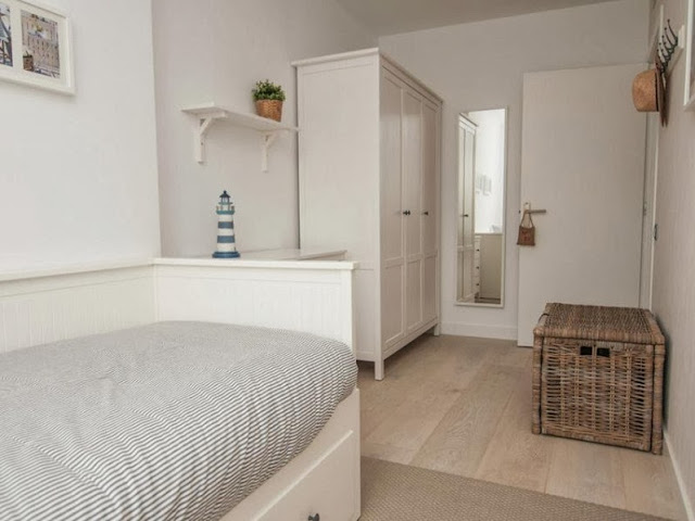 dormitorio juvenil con mobilirario y textiles de Ikea
