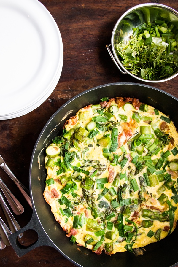 Frittata. Szparagi, pancetta i zioła Nóż i Widelec