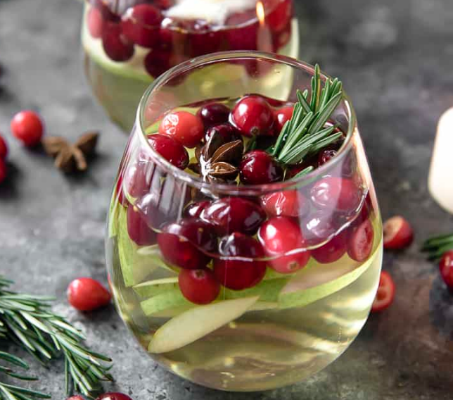 White christmas sangria WHITE CHRISTMAS SANGRIA #drink #sangria