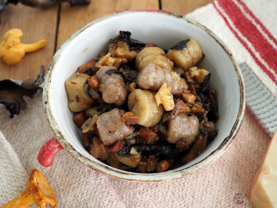 Gnocchi de patata violeta y patata blanca, aderezados con una salsa de setas de temporada, jamón, nueces y parmesano