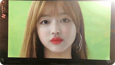 매력넘치는 오마이걸 유아 코스모폴리탄 촬영 모니터링 영상움짤.gif | 인스티즈