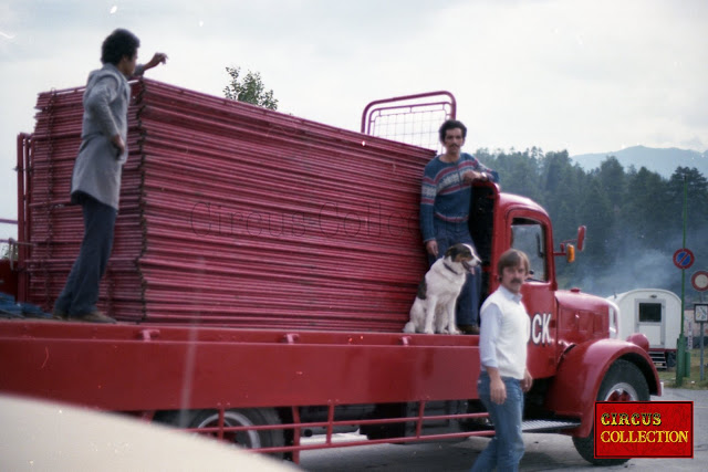 Camion transportant les verrières du cirque Nock