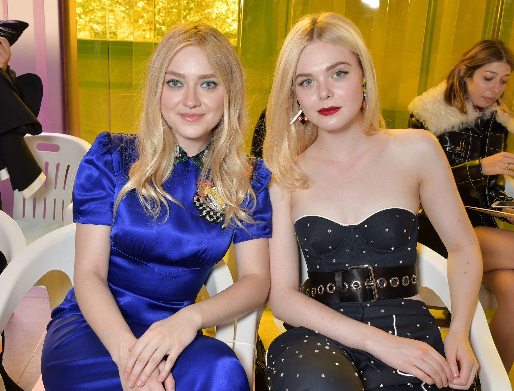 Dakota & Elle Fanning at Miu Miu Show: パ リ の フ ァ ッ シ ョ ン-ウ ィ-ク の エ ル た ...