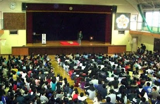 学校で開催された三遊亭楽春の落語会(伝統芸能鑑賞会)の風景です。 学校で開催された三遊亭楽春の落語会(伝統芸能鑑賞会)の風景です。
