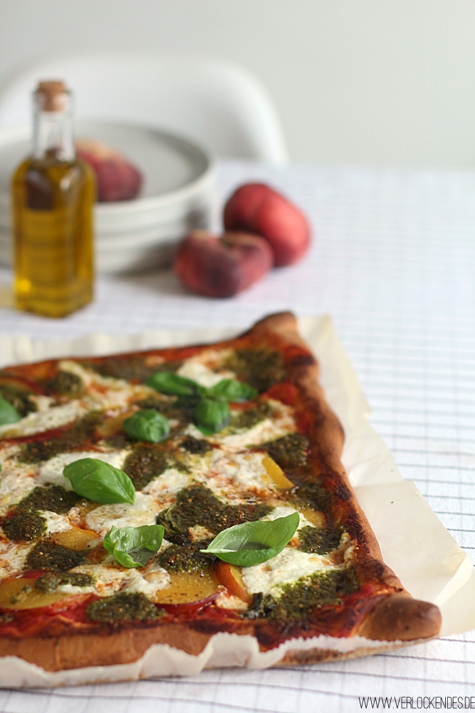Eine SommerPizza Mit Pfirsichen, Burrata, PistazienPesto und dem