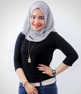 Konsep Foto Hijab Potrait simpel baju ketat dan manis pingul indah dan suka sekali 