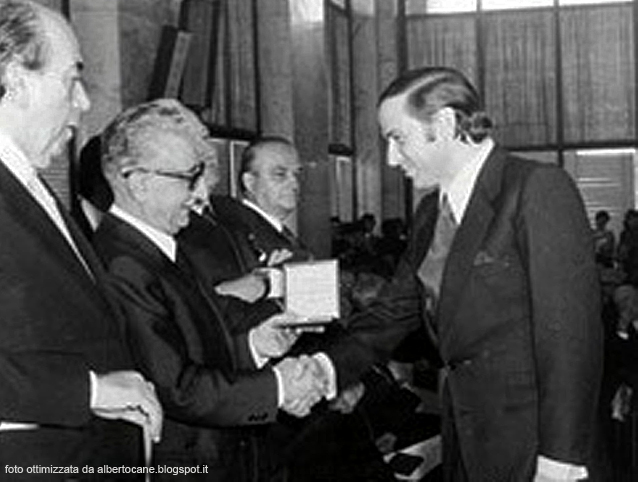 Berlusconi viene nominato Cavaliere del lavoro dal presidente della Repubblica Giovanni Leone 1977