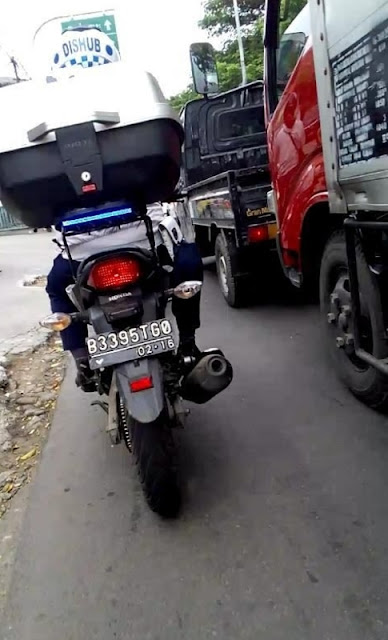 Gunakan Plat Nomor Kedaluarsa, Seorang Anggota Dishub Banyak Dibicarakan Netizen Gunakan Plat Nomor Kedaluarsa, Seorang Anggota Dishub Banyak Dibicarakan Netizen