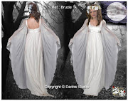 . está jugando con uno de nuestros trajes y parece gustarle.