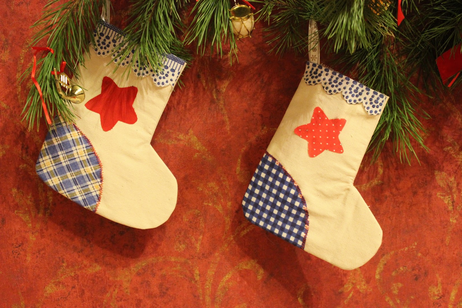 Ервогодн е еоски из феьра. Как сделать новогодний носок своими руками. Новогодний сапожок своими руками. Носки новогодние для подарков своими руками из подручных. Декор новогоднего сапожка.