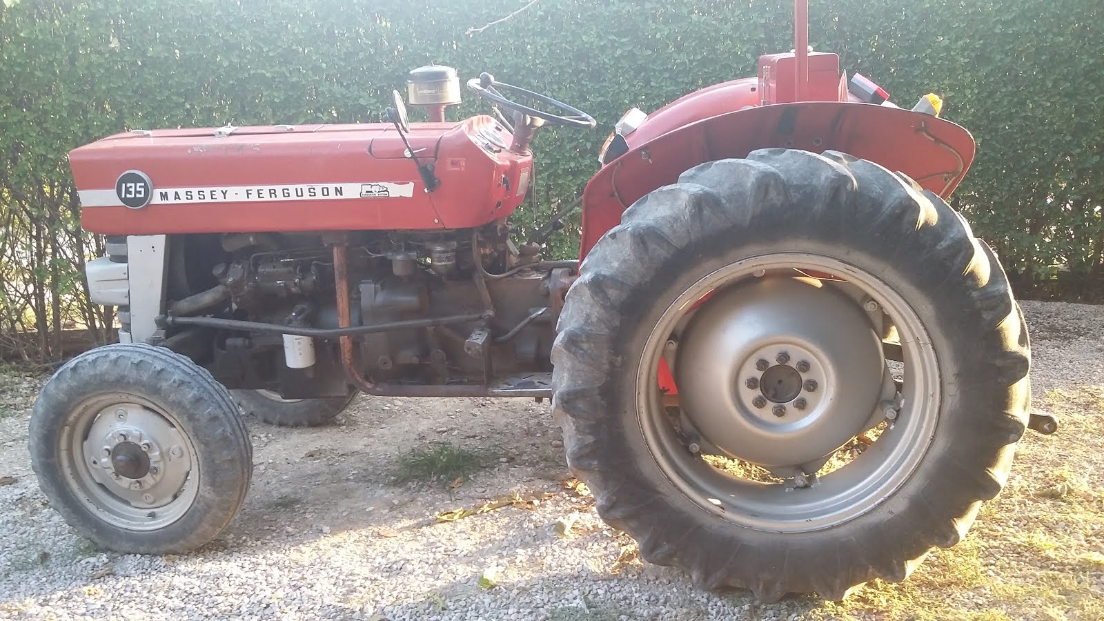 La vida entre rocas Tractor Massey Ferguson 135 EBRO