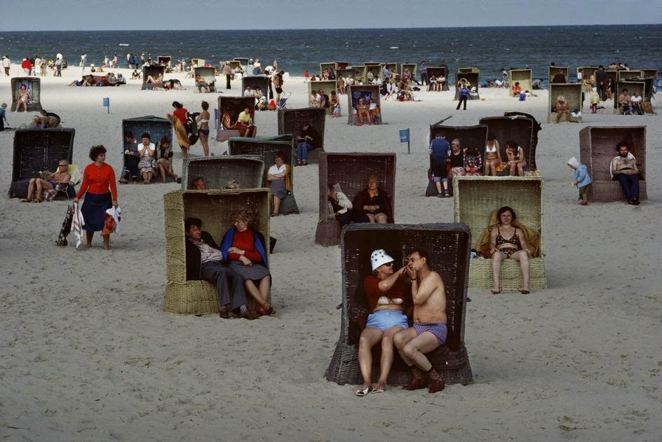 40 Stunning Color Photographs Capture Daily Life in Poland in the Early