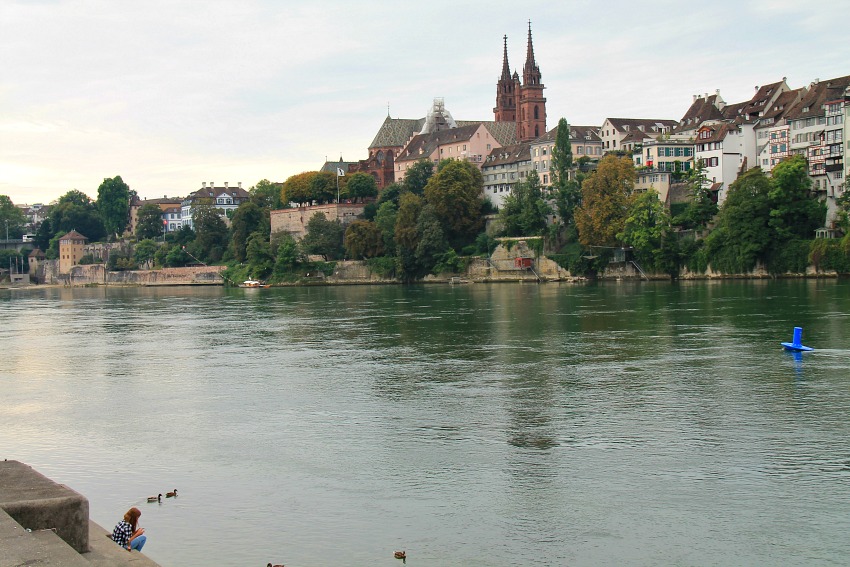Pas grandchose Floating down the Rhine in Basel