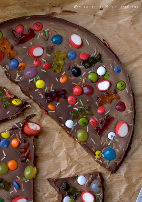 pizza de chocolate y gominolas