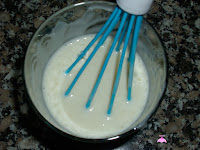 Mezclando la gelatina y las cucharadas de la mezcla