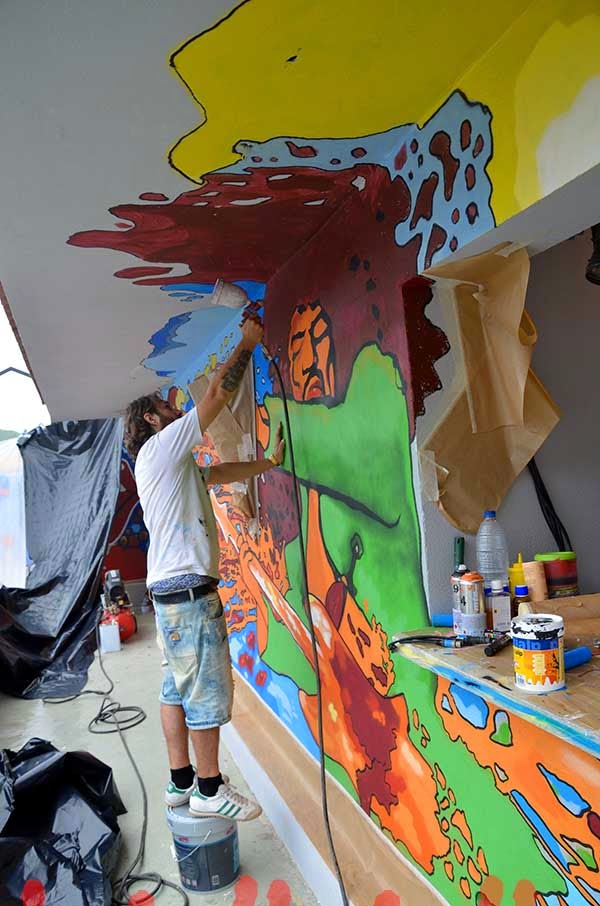 José Chacón barnizando el mural
