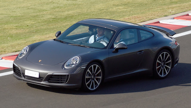 Porsche faz recall por falha em tubo de combustível Porsche faz recall por falha em tubo de combustível