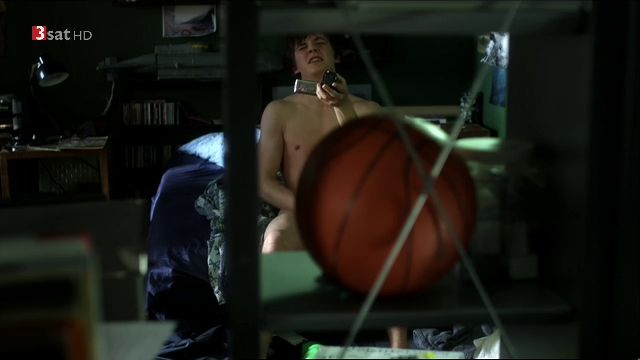 Jonas Nay - Shirtless & Naked in "Homevideo" .