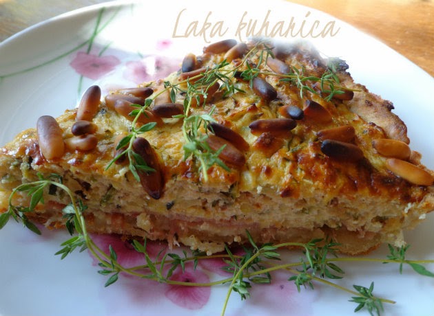 Tart with zucchini, prosciutto and pine nuts by Laka kuharica: savory tart ideal for a takeaway lunch or a picnic.