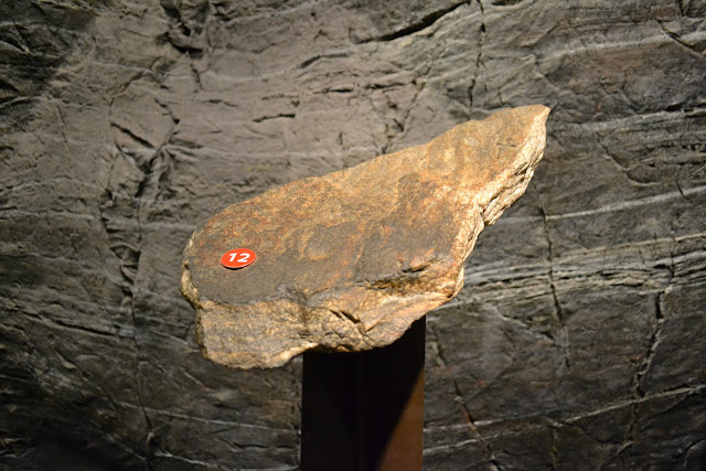 найстаріший камінь (з відомих) на нашій планеті. Його знайшли в північно-західній частині Канади. Приблизний вік - 3,96 мільярди років.