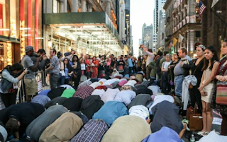 muslims start york take street over ramadan praying trump tower front