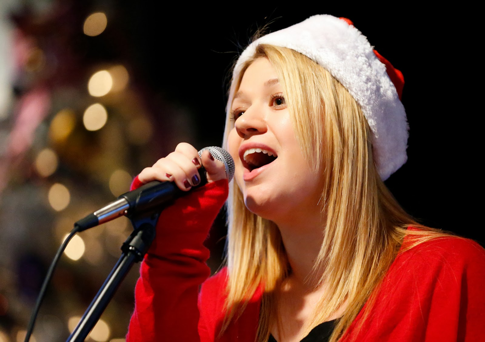 It�s all pop 2 me Kelly Clarkson Underneath The Tree