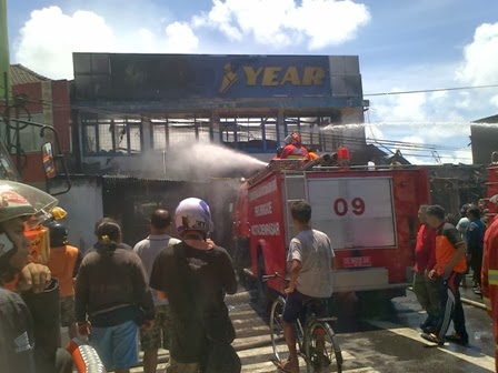 Libur Natal, Pertokan di Denpasar Dilahap Api