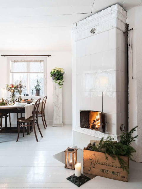 Old-fashioned Christmas in a stylist's 19th century farmhouse