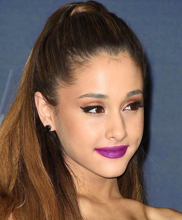 O estilo da cantora Ariana Grande Aos 21 anos, Ariana Grande ganhou fama com os hits Problem e Bang Bang e a atitude difícil de diva
