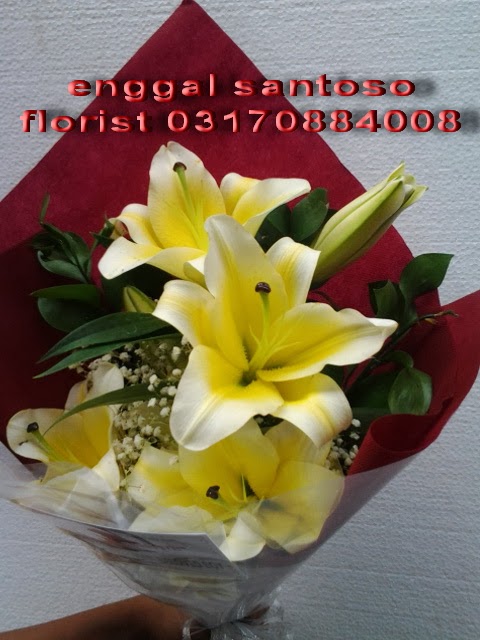 bunga tangan ( fourhand ) lily cassablanca, hand bouquet florist surabaya murah dan online
